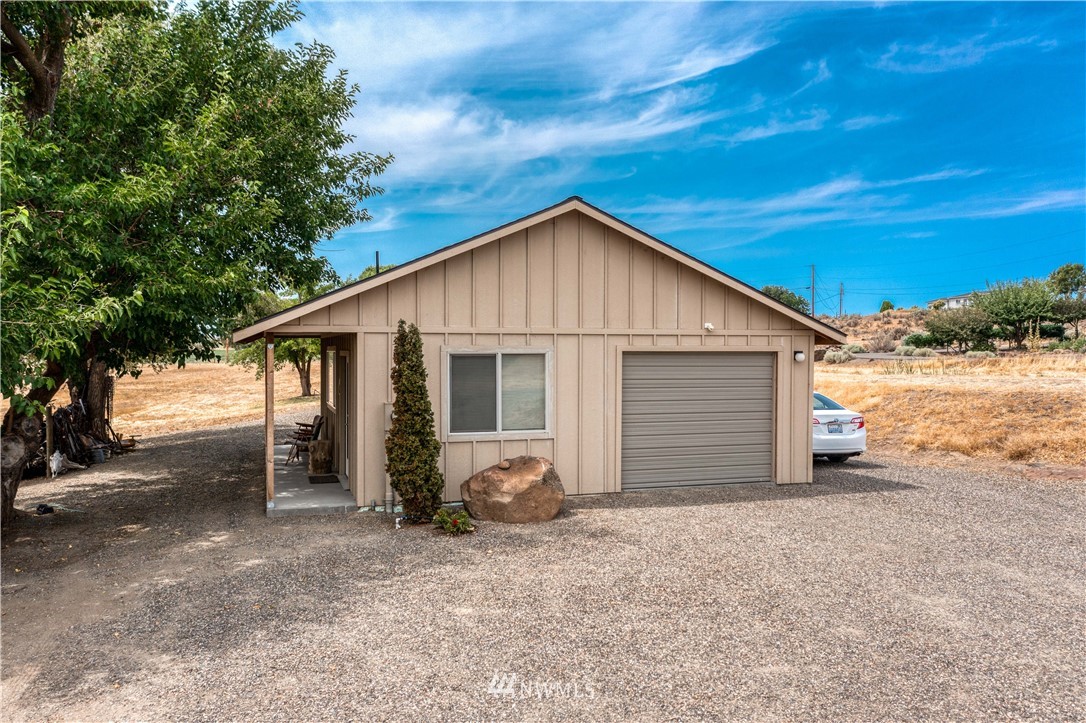 175118 West Byron Road Prosser, WA 99350 - Photo 32 of 36 a view of a house with a yard