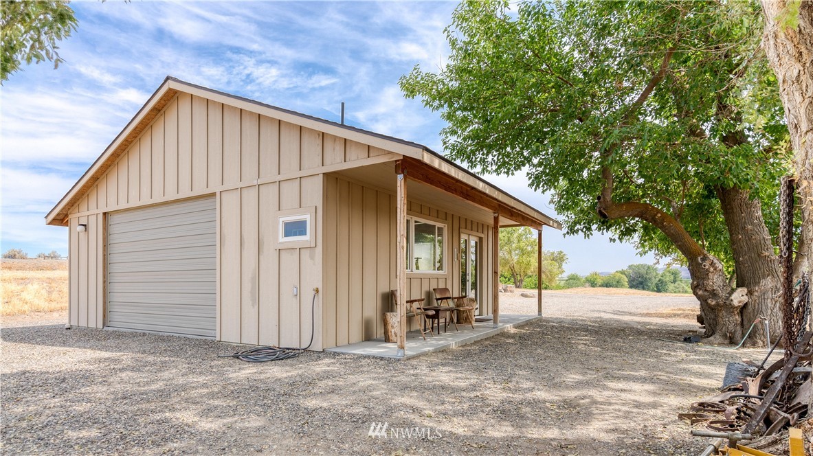 175118 West Byron Road Prosser, WA 99350 - Photo 33 of 36 a view of backyard of house
