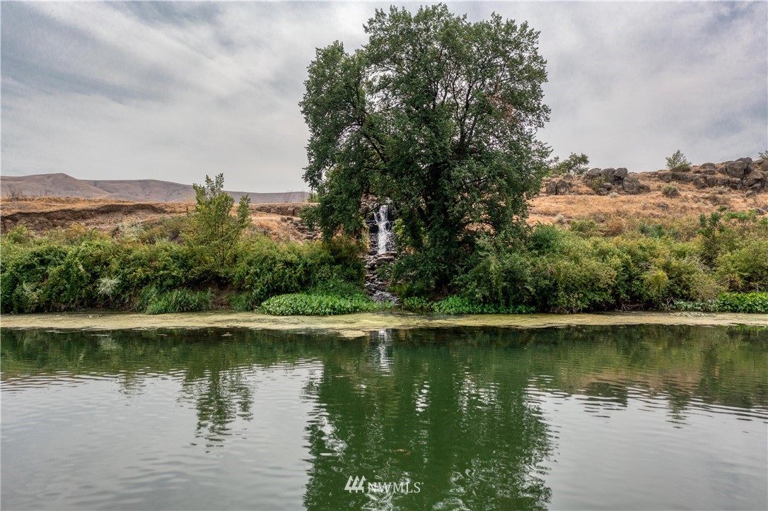 175118 West Byron Road Prosser, WA 99350 - Photo 34 of 36 a view of a lake with a mountain in the background
