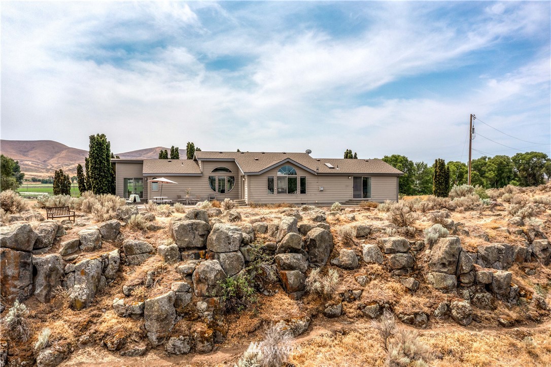 175118 West Byron Road Prosser, WA 99350 - Photo 36 of 36 a view of houses with sky view