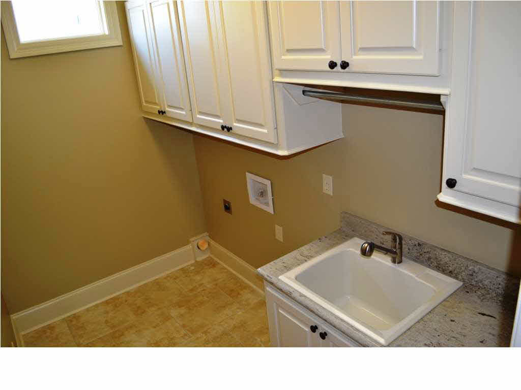 119 Burne Run Madison, MS 39110 - Photo 23 of 29 Great laundry room plus sink.
