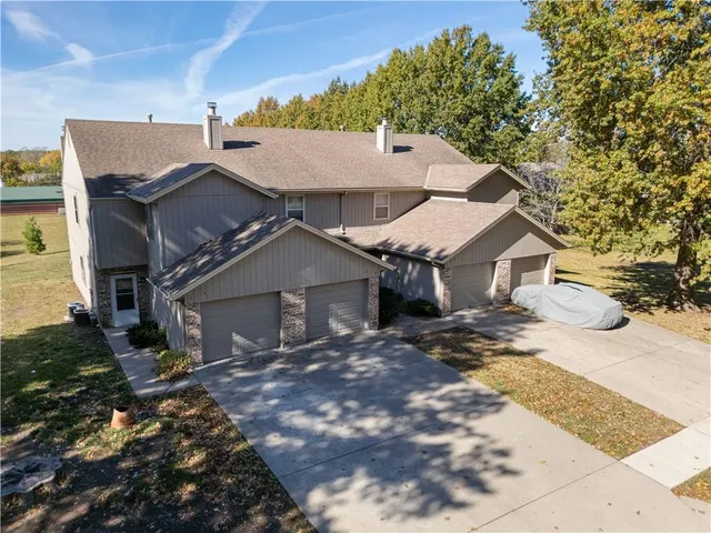 $590,000 | 116-122 Northeast Greystone Drive, Lee's Summit, MO 64086