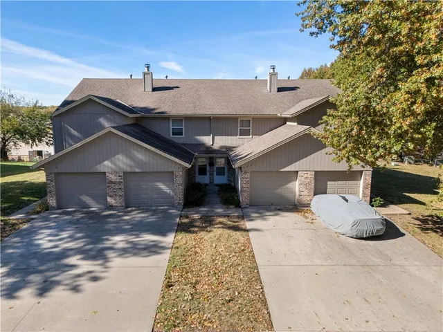 $590,000 | 116-122 Northeast Greystone Drive, Lee's Summit, MO 64086