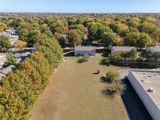 $590,000 | 116-122 Northeast Greystone Drive, Lee's Summit, MO 64086