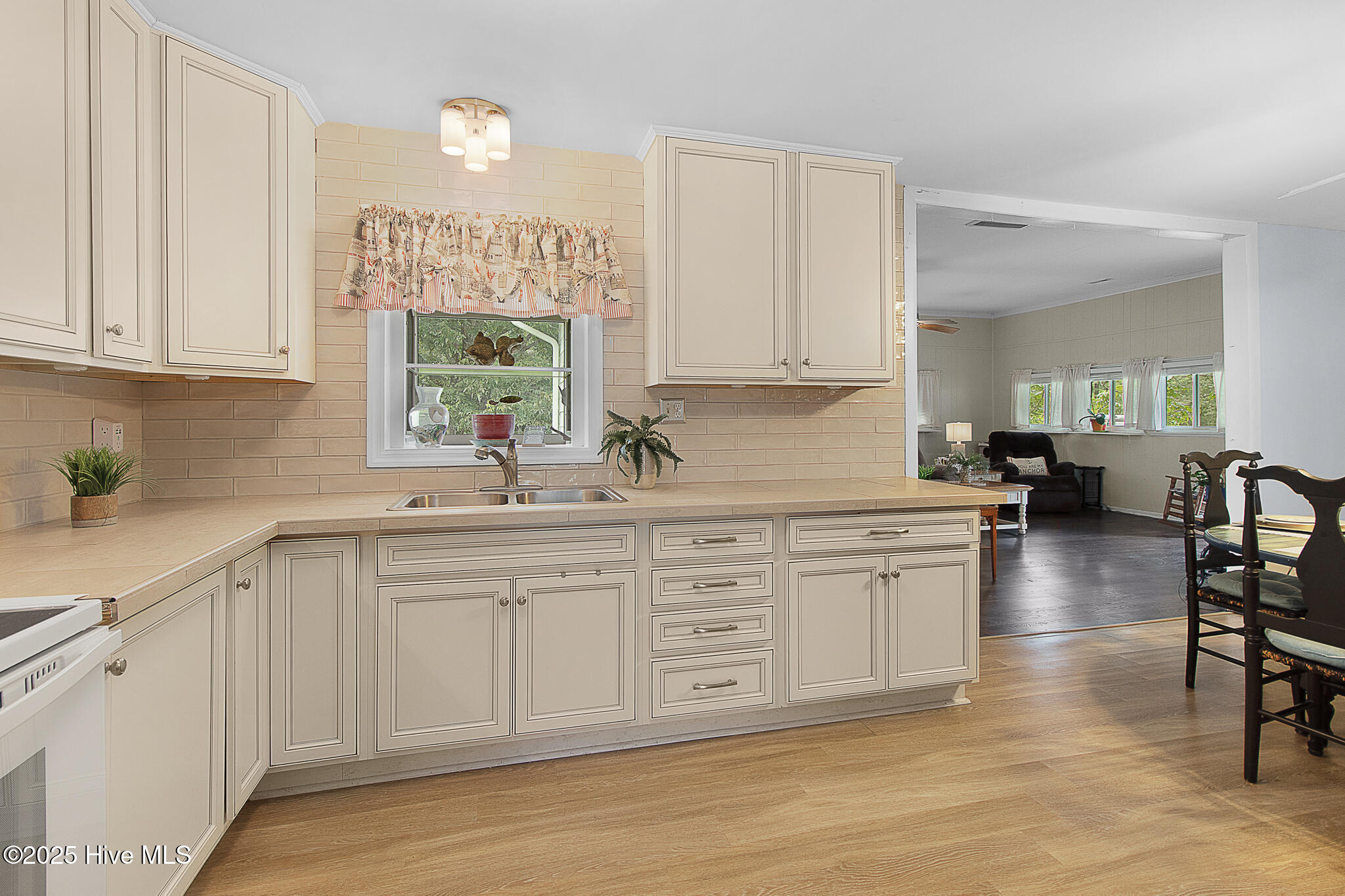 201 Queens Road Hubert, NC 28539 - Photo 18 of 59 Kitchen and Dining room