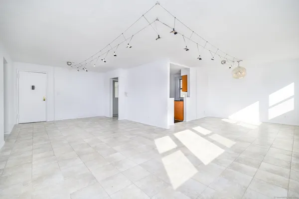 a view of a big room with closet and windows