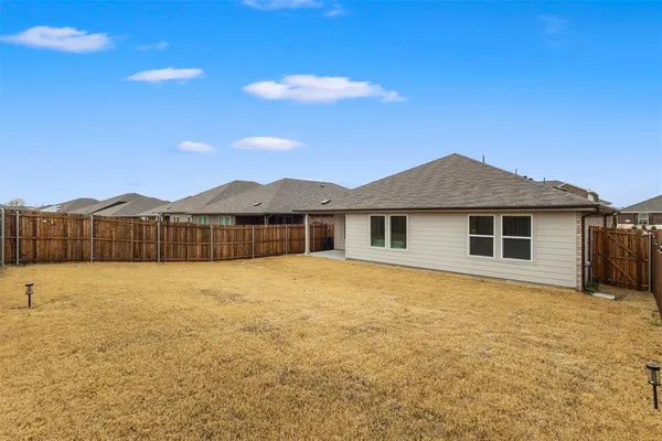 a view of an house with backyard and pool