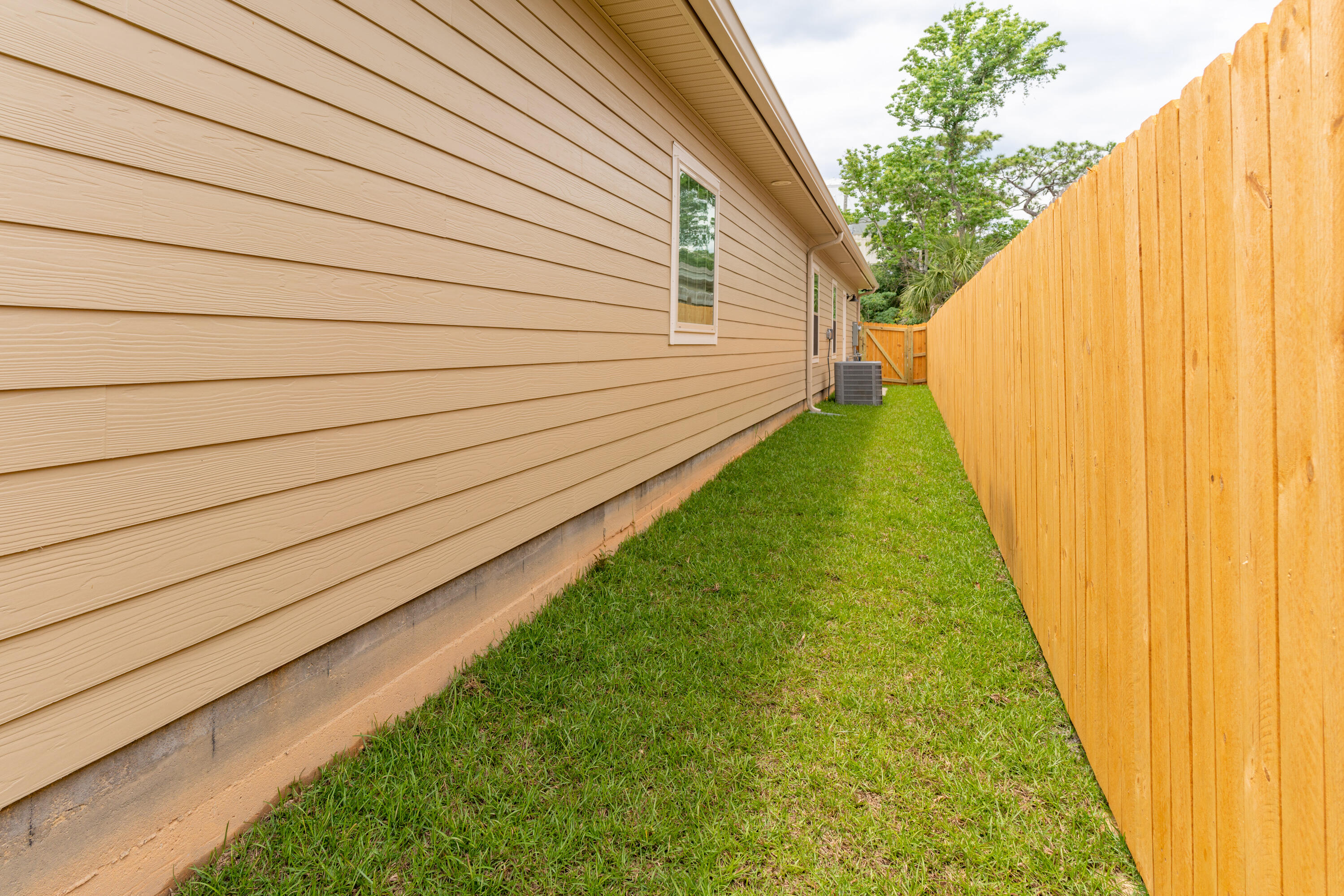 1184 Forest Heights Road Fort Walton Beach, FL 32547 - Photo 33 of 45 a view of a backyard with plants