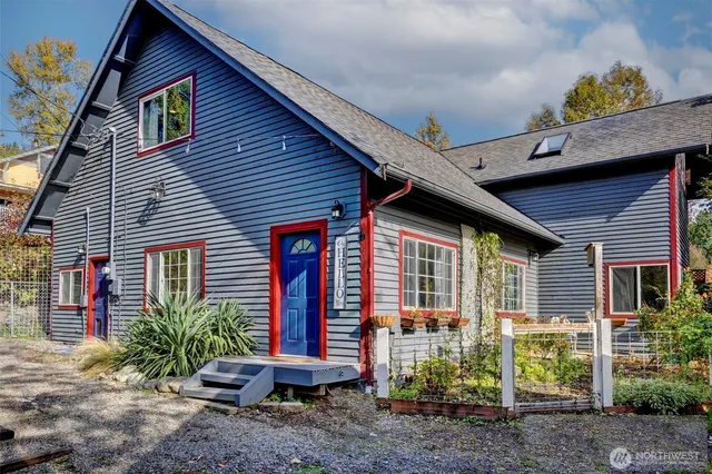 a view of a house with backyard