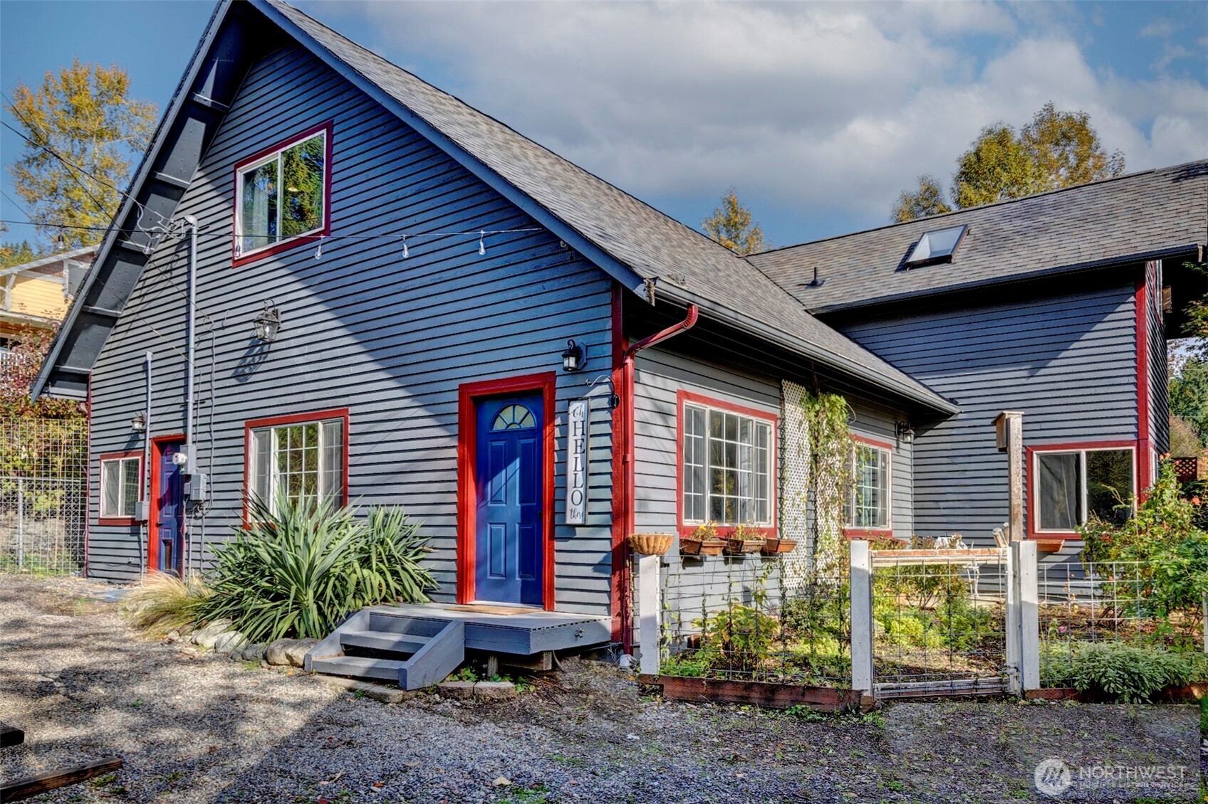 a view of a house with backyard