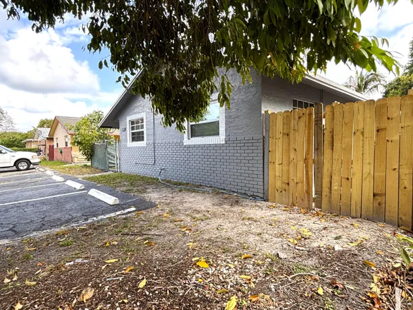 $2,000 | 830 Southwest 10th Street, Unit A, Pompano Beach, FL 33060