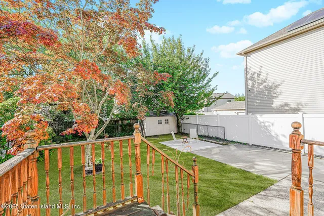 a view of an outdoor space