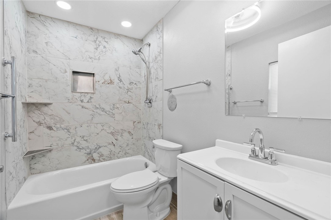 519 Claride Street Corpus Christi, TX 78418 - Photo 6 of 15 a bathroom with a sink a toilet and a bathtub