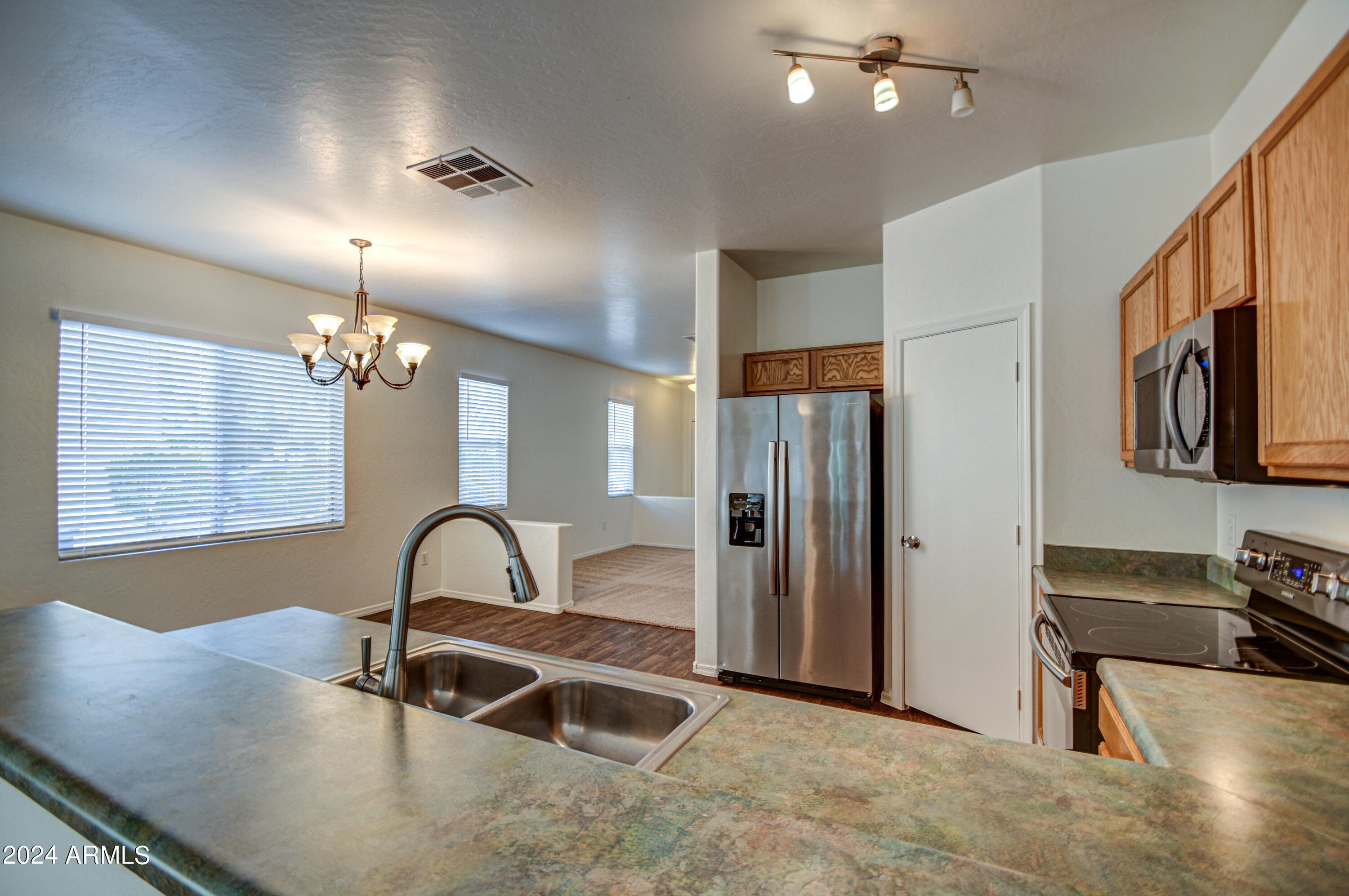 2494 East Del Rio Court Gilbert, AZ 85295 - Photo 5 of 25 Kitchen