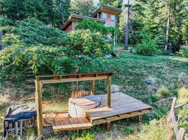 a view of yard with green space