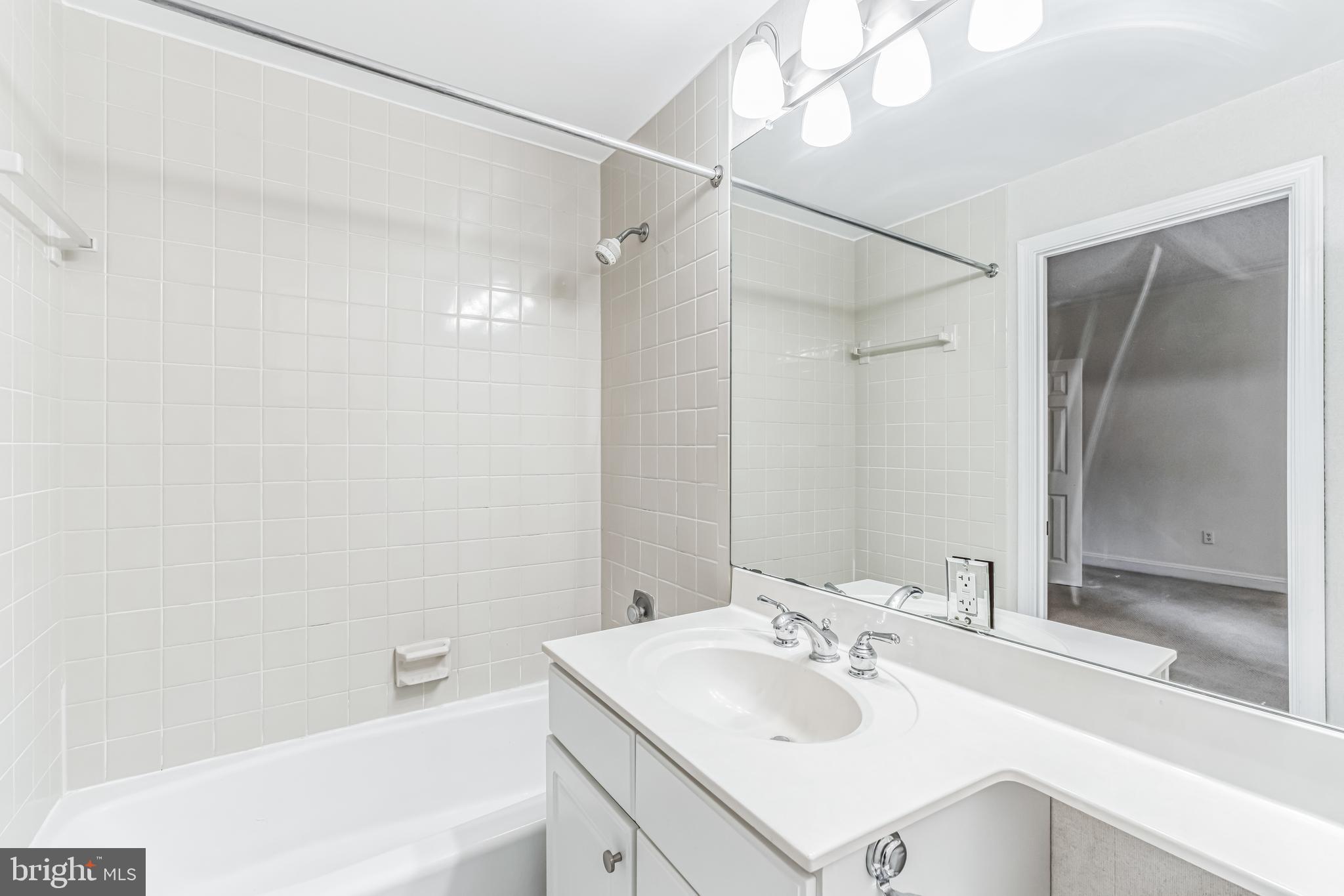 2123 California Street Northwest, Unit C6 Washington, DC 20008 - Photo 19 of 32 Primary bath