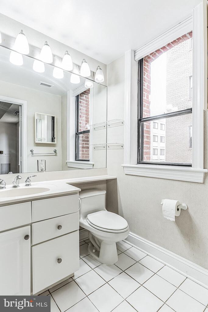 2123 California Street Northwest, Unit C6 Washington, DC 20008 - Photo 20 of 32 Primary bath