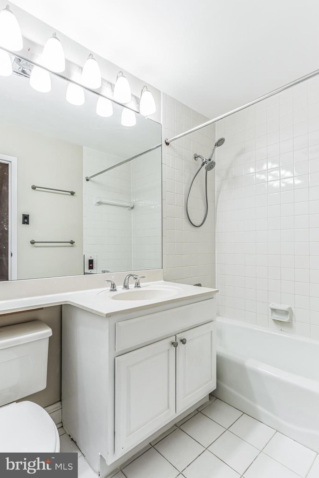 2123 California Street Northwest, Unit C6 Washington, DC 20008 - Photo 24 of 32 Hall bathroom
