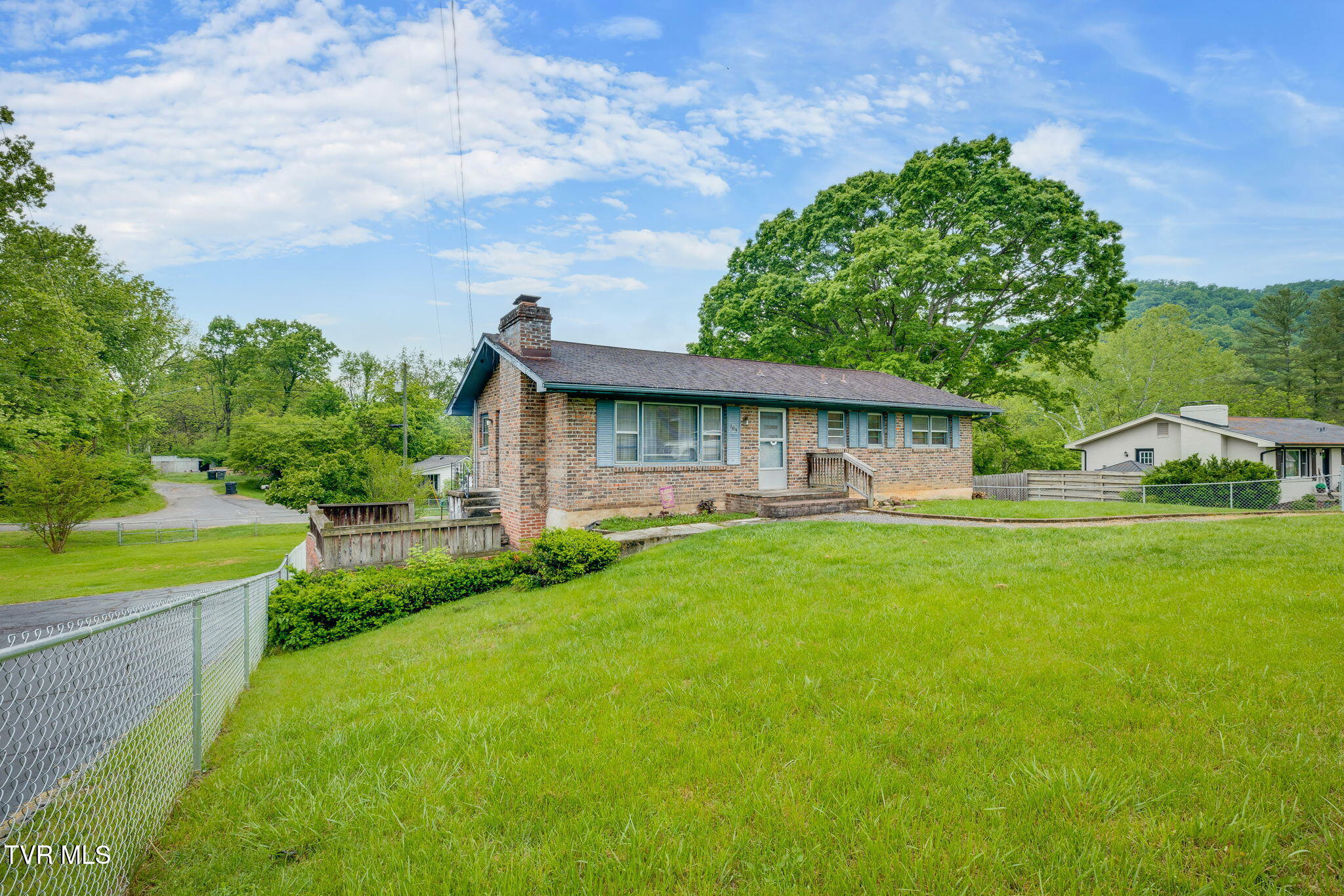 109 Longwood Road Bristol, TN 37620 - Photo 2 of 28 002