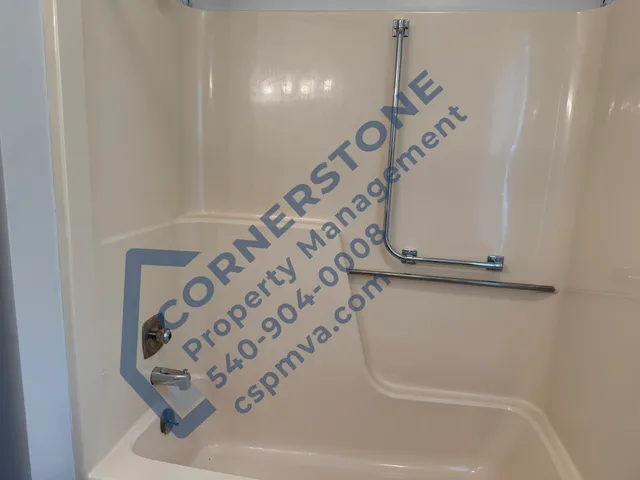 $1,425 | 1105 Lakeview Place, Roanoke, VA 24019