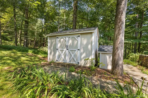 a view of a backyard
