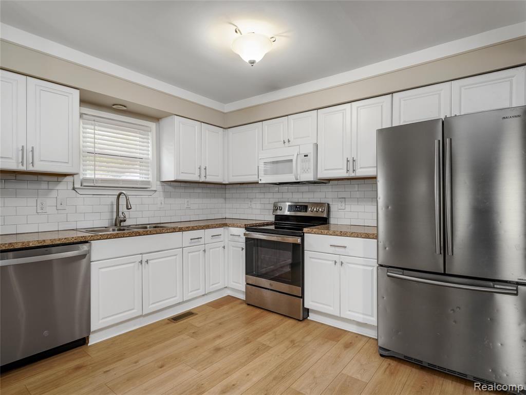 2330 Wiltshire Road Berkley, MI 48072 - Photo 7 of 21