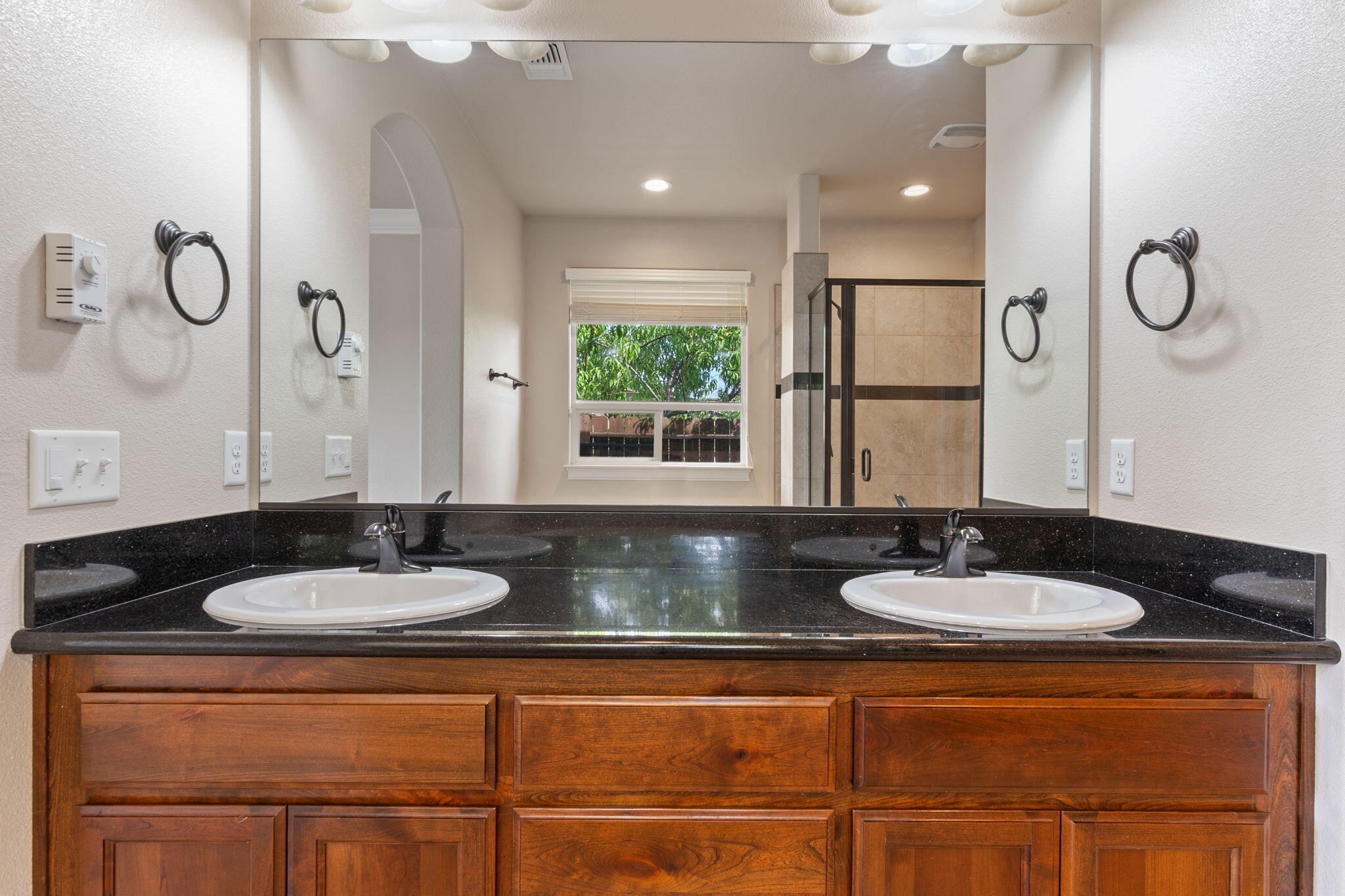 372 Stinson Loop Redding, CA 96003 - Photo 29 of 79 Bathroom