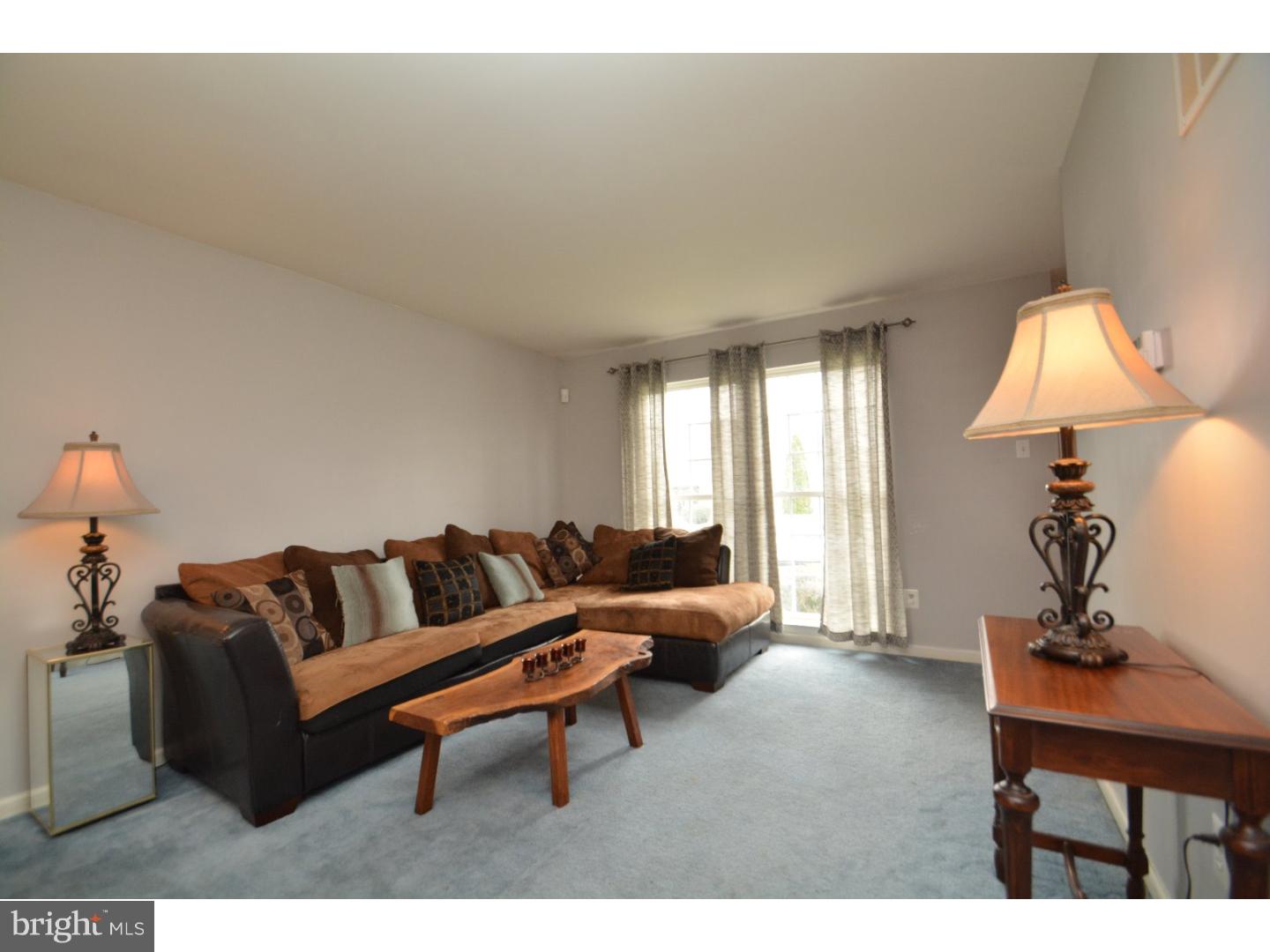 19 West Weatherly Road New Castle, DE 19720 - Photo 6 of 25 Living Room