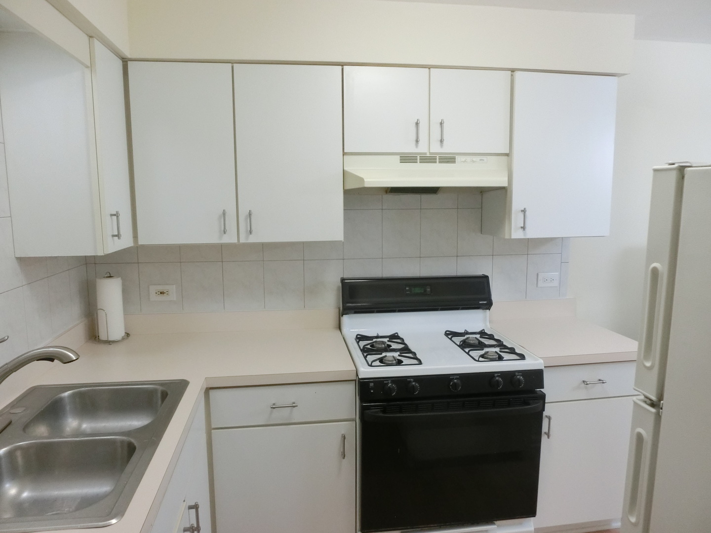 10324 South Ridgeland Avenue, Unit 105 Chicago Ridge, IL 60415 - Photo 6 of 16 a kitchen with granite countertop a sink stove and cabinets