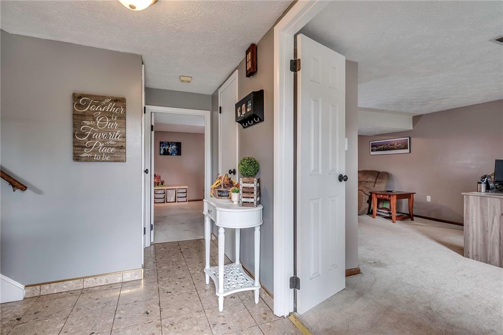 141 North Jamestown Road Coraopolis, PA 15108 - Photo 3 of 25 Gallery Image 3