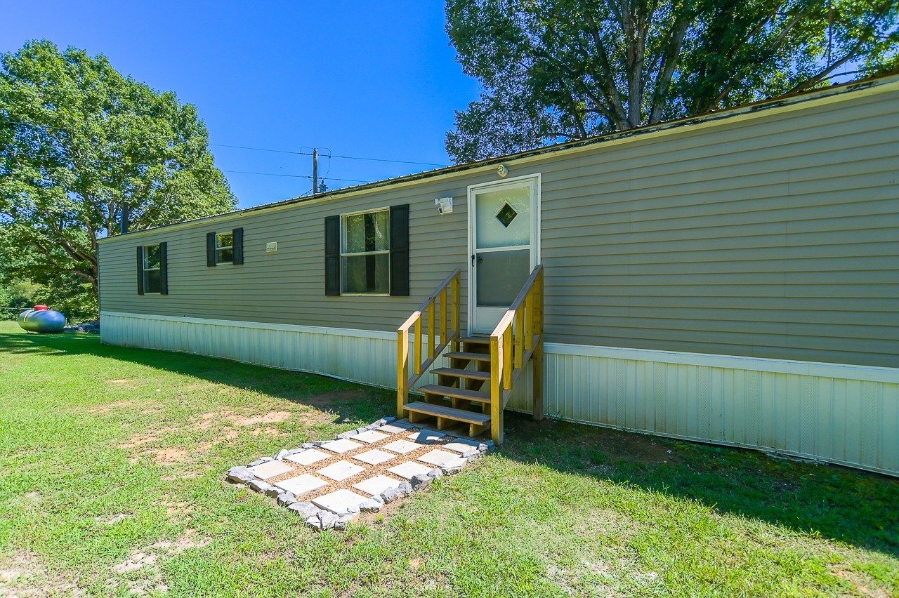 41 Sweet Springs Road Kelso, TN 37348 - Photo 3 of 38 a front view of a house with garden