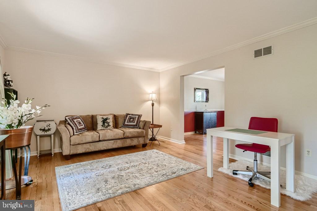 16712 Ridge Road Upperco, MD 21155 - Photo 5 of 33 Living room Main floor