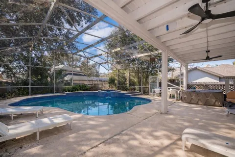 a view of a backyard