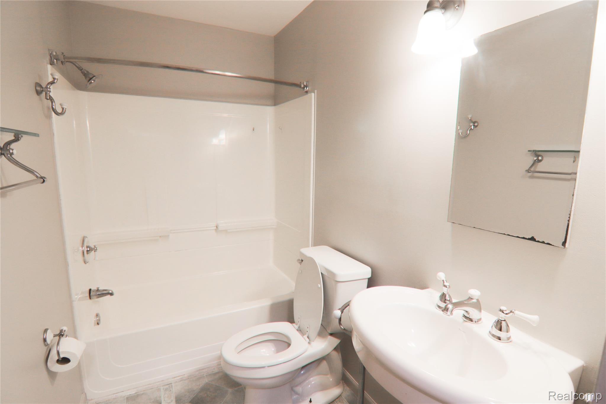 4074 Beveridge Road Flint, MI 48532 - Photo 13 of 21 4074 Beveridge - Main Bath.jpg