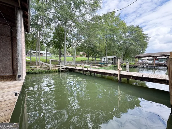 an empty room with windows and pillars in it