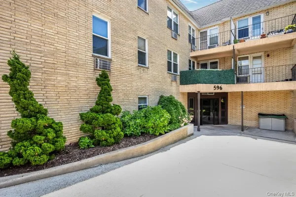 $459,000 | 596 Broadway, Unit 15A, Lynbrook, NY 11563