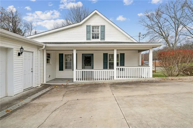 a view of a house with a yard