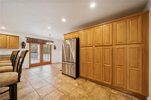 a view of a livingroom with furniture