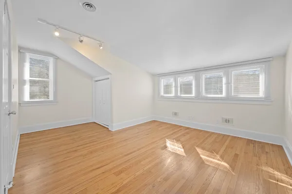 $2,950 | 823 Deerfield Road, Highland Park, IL 60035