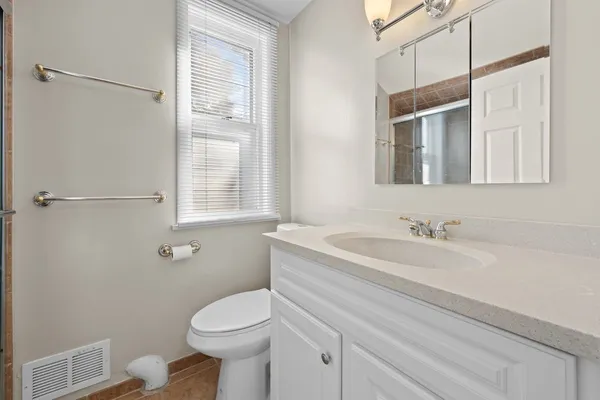 $2,950 | 823 Deerfield Road, Highland Park, IL 60035