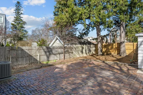 $2,950 | 823 Deerfield Road, Highland Park, IL 60035
