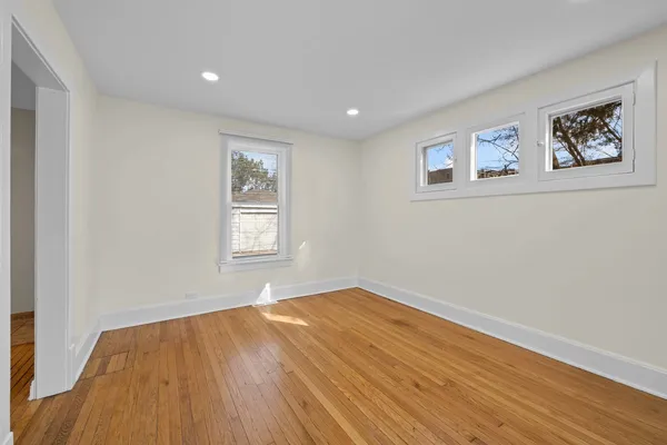 $2,950 | 823 Deerfield Road, Highland Park, IL 60035