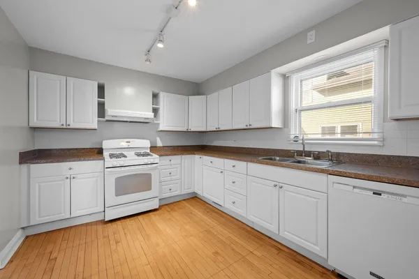 $2,950 | 823 Deerfield Road, Highland Park, IL 60035