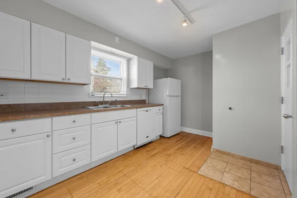 $2,950 | 823 Deerfield Road, Highland Park, IL 60035