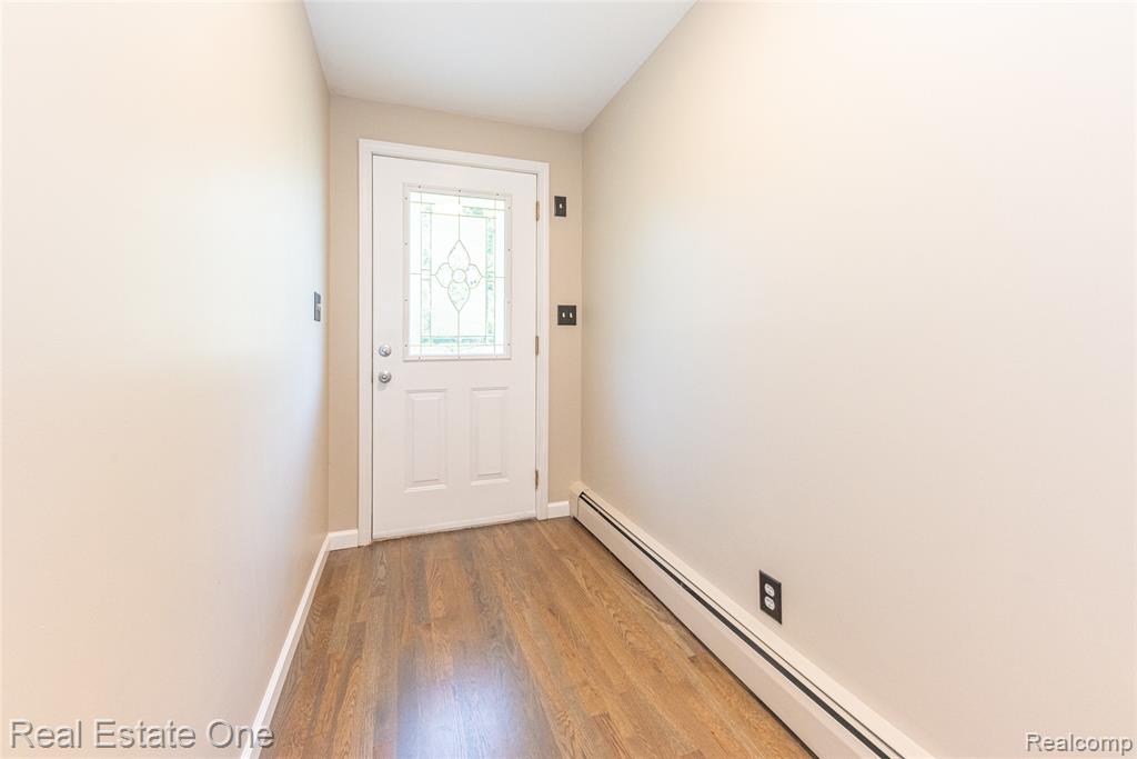 912 North Wixom Road Wixom, MI 48393 - Photo 4 of 49