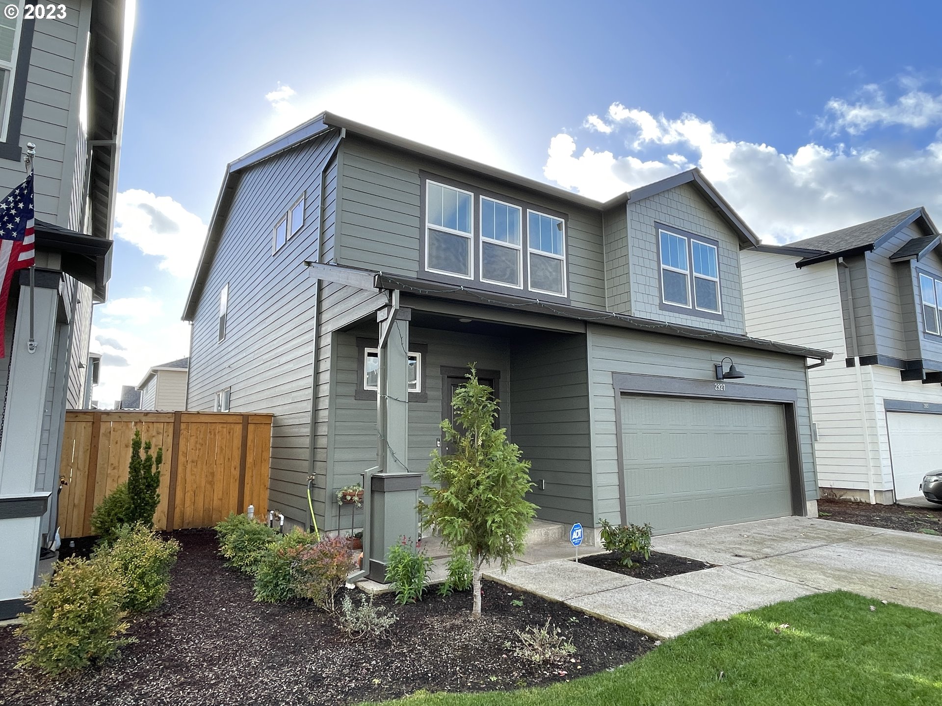 2927 W Street Springfield, OR 97477 - Photo 2 of 38 a front view of a house with garden