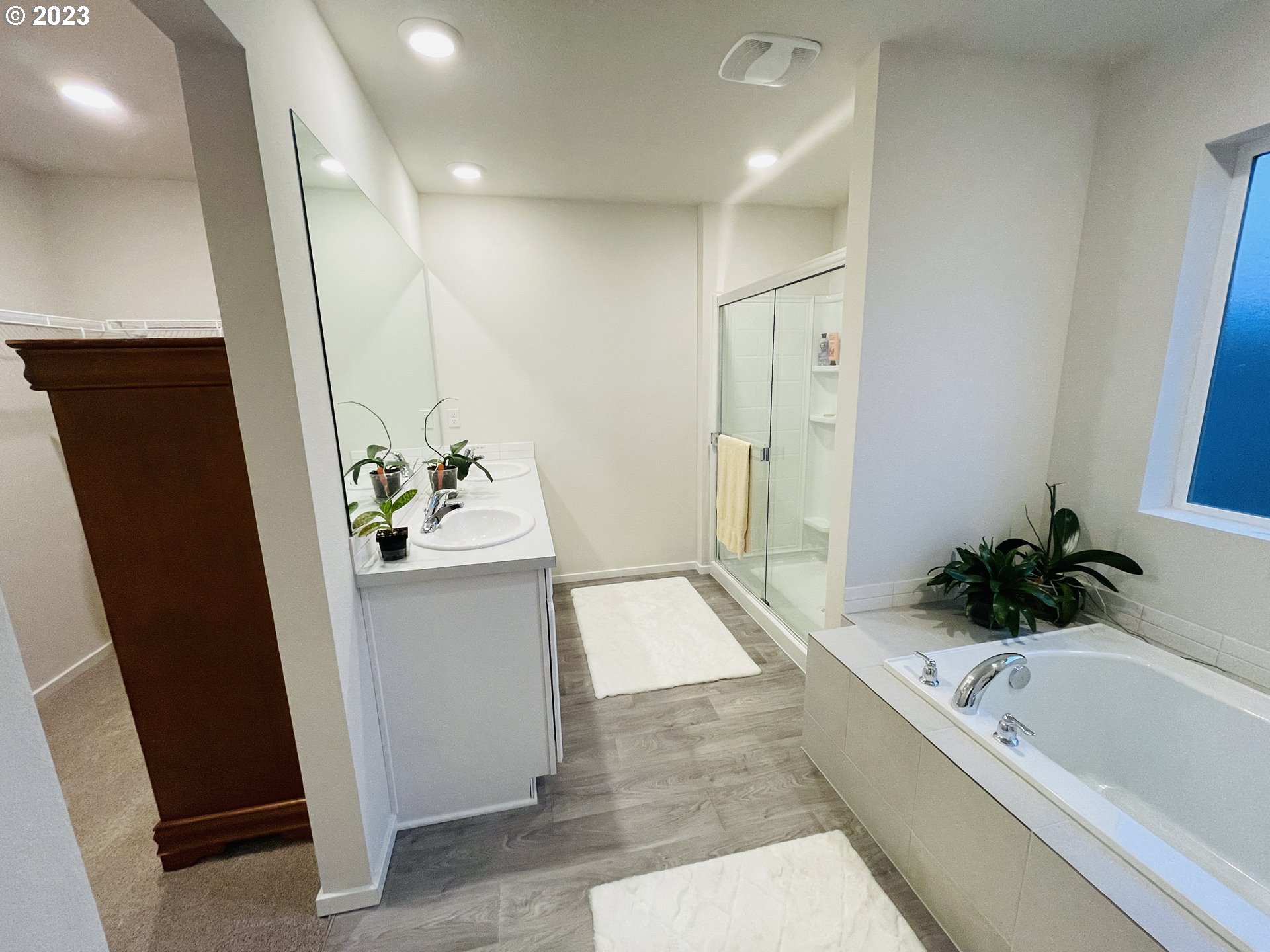 2927 W Street Springfield, OR 97477 - Photo 21 of 38 a bathroom with a tub sink and mirror