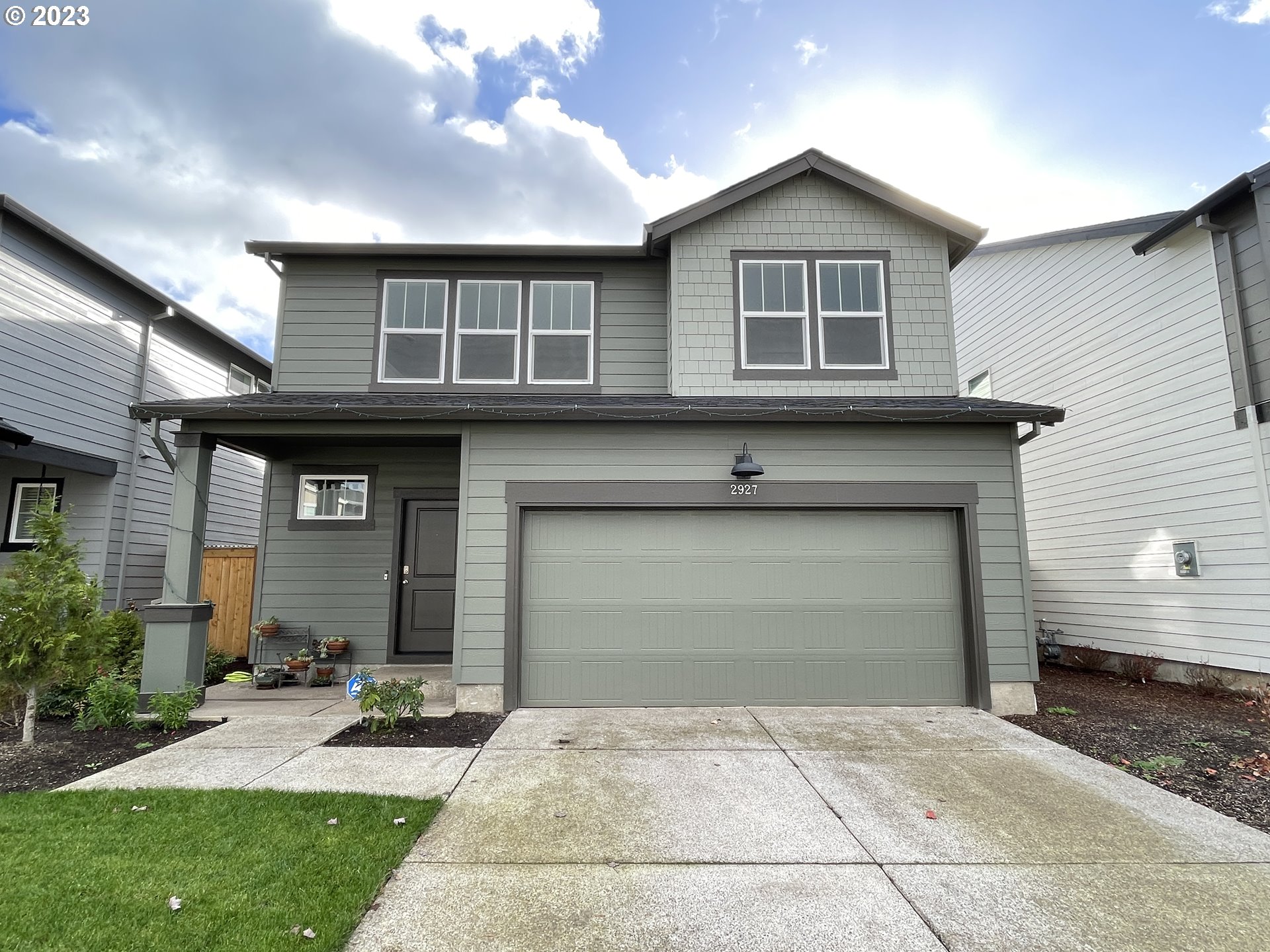 2927 W Street Springfield, OR 97477 - Photo 3 of 38 a front view of a house with garden