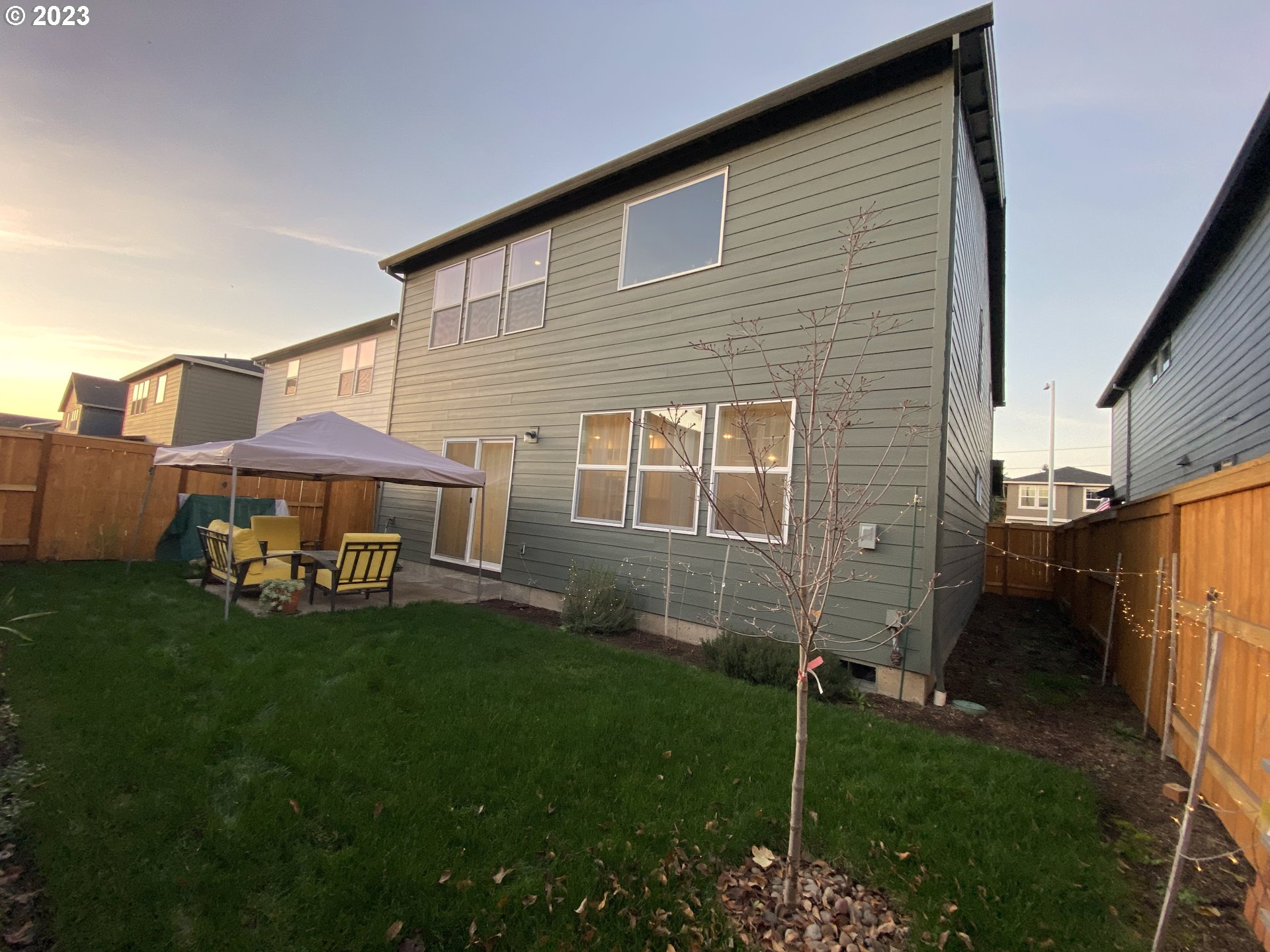 2927 W Street Springfield, OR 97477 - Photo 34 of 38 a backyard of a house with table and chairs