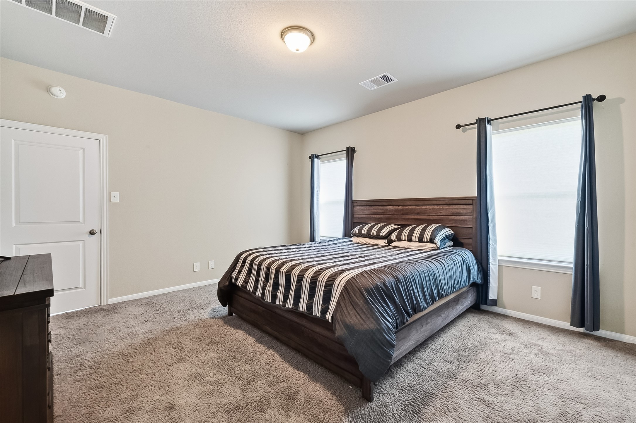 2422 Agassiz Drive Rosharon, TX 77583 - Photo 33 of 41 a spacious bedroom with a bed and a window